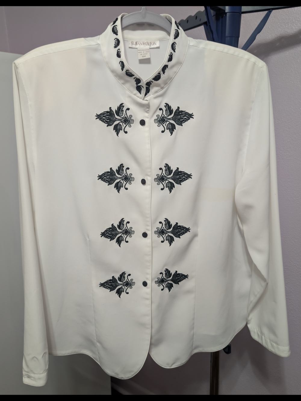 Susan Bristol White Embroidered Mandarin Collar Blouse